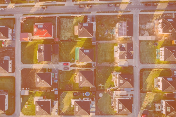 Eine Vogelperspektive auf vernetzte Häuser in einer Smart City.